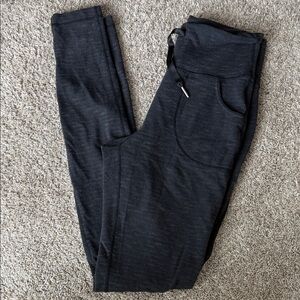 Lululemon sz 6 Black w/ lines Jogger Pants